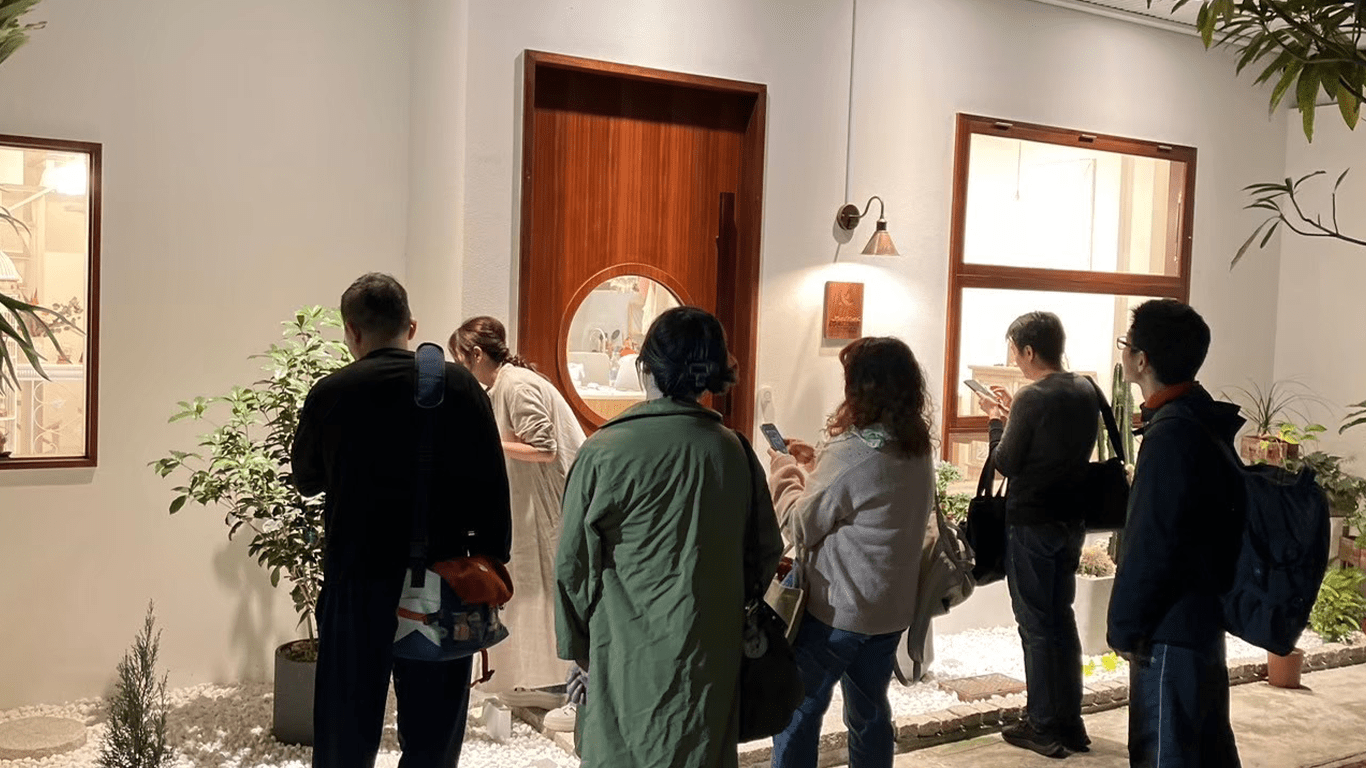 台灣愛之希望協會的團隊，來自社會工作、心理、醫療、公衛與性別研究等不同專業背景。我們相信，面對愛滋、多元性別、心理健康與藥物使用等交織議題，唯有跨專業、與社群並行，才能真正回應人的生活處境。